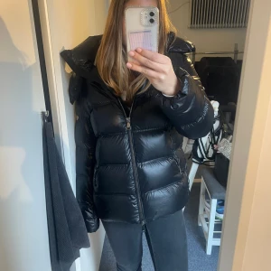 massimo dutti jacka - Intressekoll på min massimo dutti jacka!!! Den är i väldigt bra skick, endast använd en vinter.