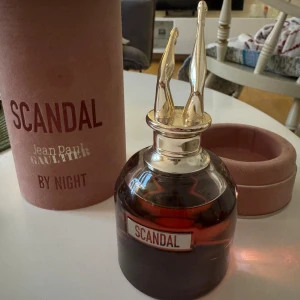 Scandal By Night parfym från Jean Paul Gaultier - Säljer en lyxig parfymflaska av Scandal By Night från Jean Paul Gaultier. Skickar i förpackningen. Använt ett fåtal gånger, se bild på det som finns kvar. 
