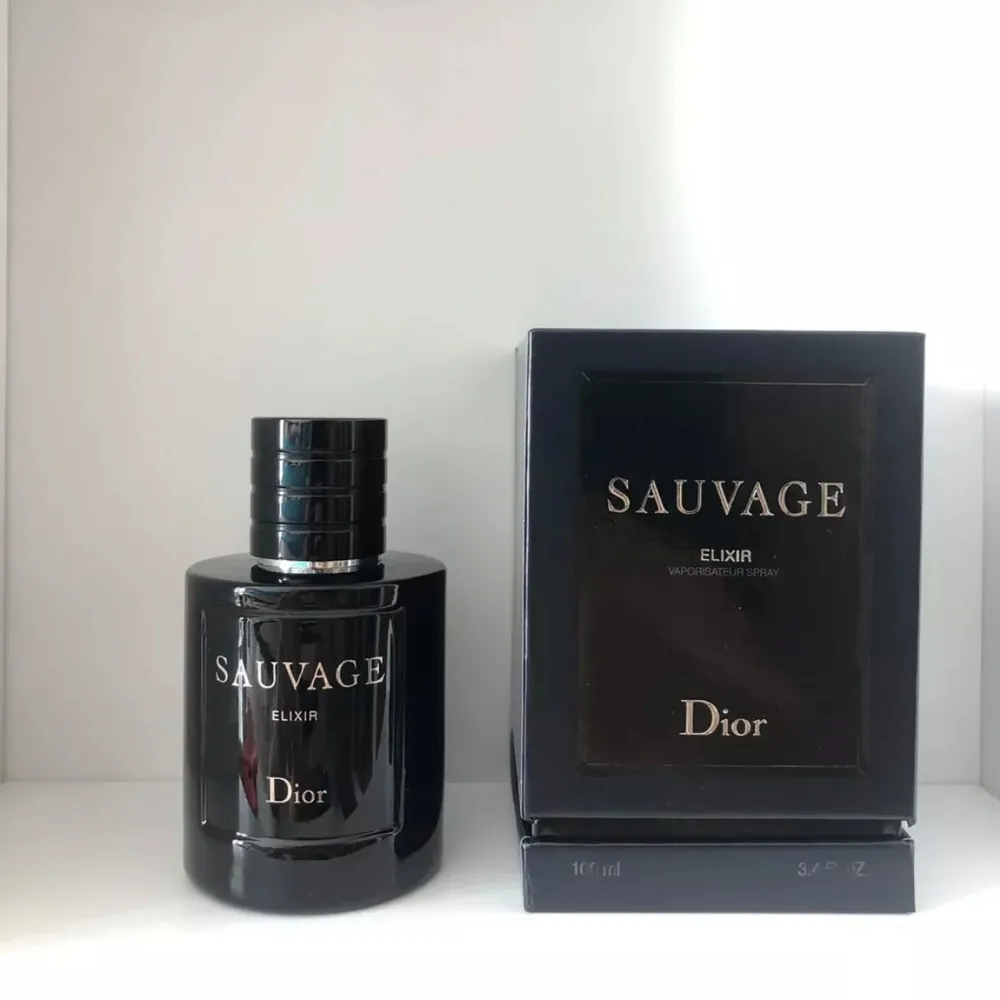 Kom med prisförslag                  Säljer en flaska Sauvage Elixir från Dior. Den har en elegant, mörk design med en stilren svart flaska och silverdetaljer. Perfekt för den som vill ha en lyxig och maskulin doft. Flaskan är kompakt och lätt att ta med sig. Perfekt present eller för att unna sig själv något extra!Skriv gärna om ni har frågor!. Parfym.