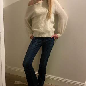 Säljer en superfin vit offshoulder tröja som är perfekt för både vardag och fest. Den är mjuk och bekväm med långa ärmar och en lös passform. Passar perfekt till jeans eller kjol för en stilren look. Perfekt för höst och vår!