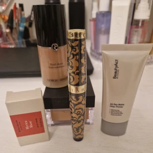 Sminkprodukter från olika märken - Säljer en samling sminkprodukter inklusive Giorgio Armani Fluid Sheer, en flytande highlighter i elegant flaska. BeautyAct All Day Matte Filter Primer för en matt finish. 3B mascara med vacker guldig design för volym och längd. Inkluderar även en liten Wyrica Muse parfymtester. Har endast testat Armani och pundret så nästan oanvända, allt annat är oanvänt. Hör av er för frågor❤️