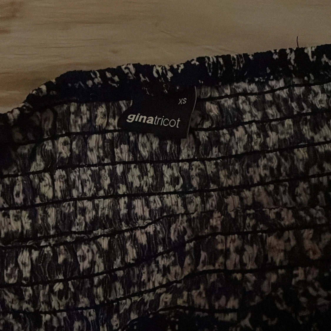 Svart blommig kjol från Gina Tricot - 90