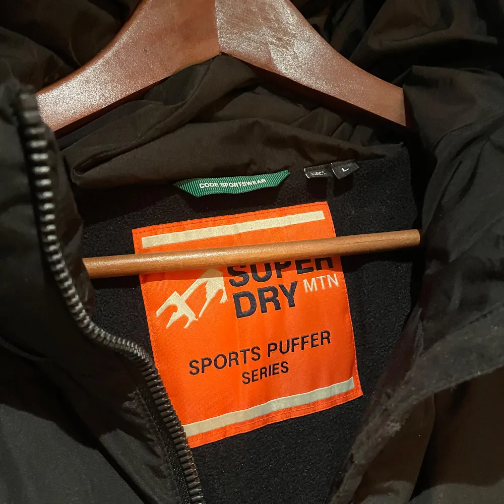 Säljer en svart pufferjacka från Superdry, håller värmen riktigt bra. Finns inget att klaga på skicket då den endast använd några månader. Nypris runt 1200kr.. Jackor.