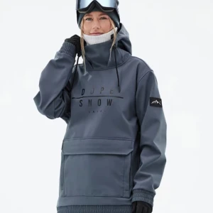 Blå vinterjacka från Dope Snow - Säljer min skidjacka från dope snow. Den är i nyskick då den bara är använd ett par ggr. Ord pris runt 1500 säljer för 1000.  Strl S