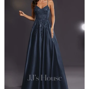 Mörkblå glittrig balklänning -  mörkblå balklänning med glittriga detaljer.   öppen rygg med snörning. Jag är 160 men var alldeles för kort så vek upp den men passar alla upp till 175 typ. Sen kan man välja storlek med knytningen i ryggen så passar 34-40 skulle jag säga.  Köpte för 2,400 på jj house plus 550kr frakt. 💙det finns två under tyg och nätet som finns under har jag klippt upp för att man lättare ska kunna gå i den. Men inget som syns eller störs