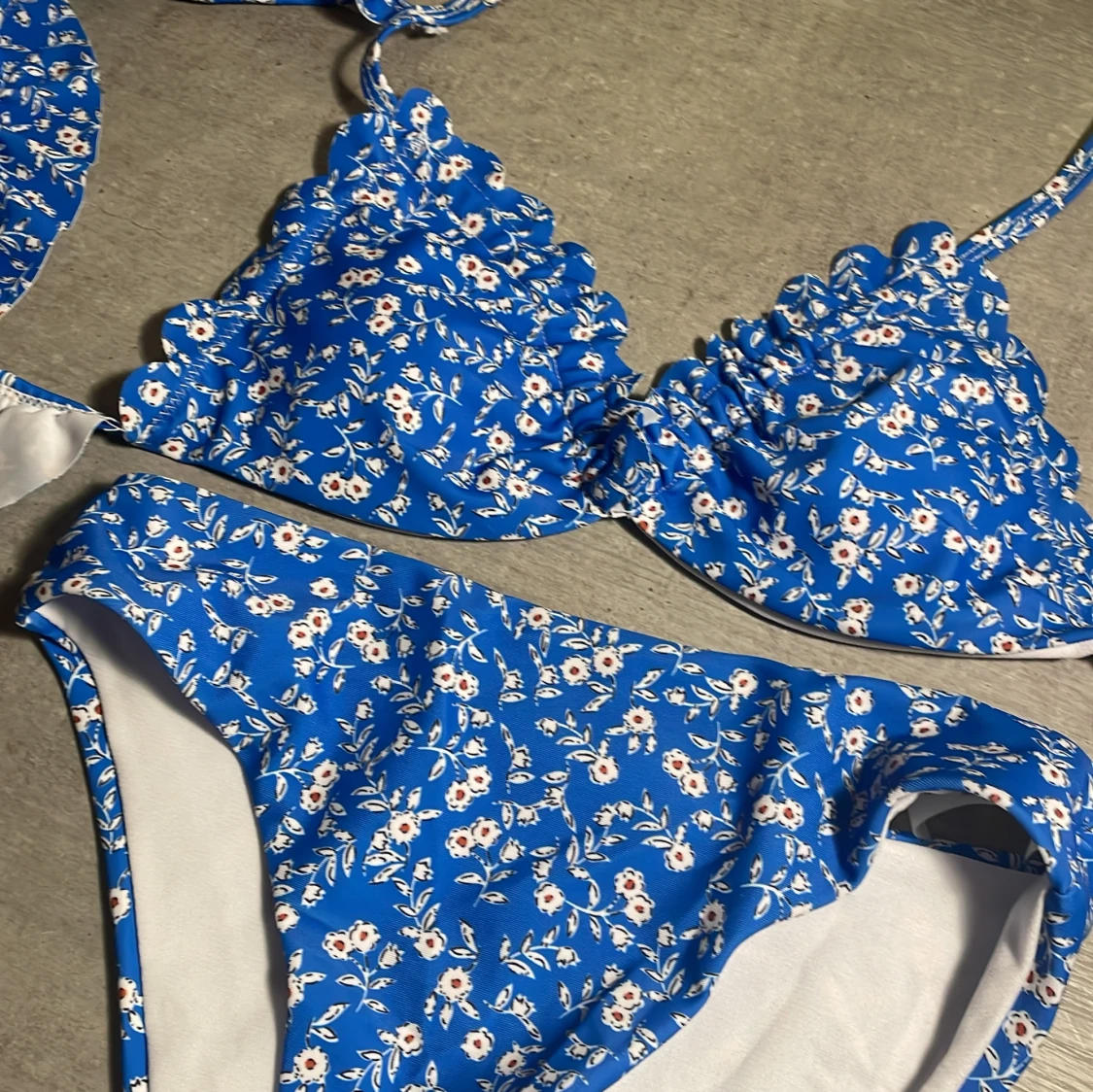 Blå blommig bikini med volangdetaljer - 91