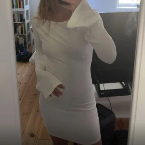 Vit långärmad klänning - Säljer denna fina studentklänning från By stina. Den är aldrig använd pga hade en annan på min student. 😍💘💕 Nytt pris är 899 kr. 