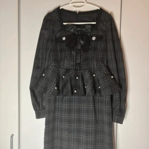 Ank Rouge peplum klänning - Selling this dress from ank rouge. Sadly the brand tag is missing (clearly been there tho see 4th photo). But selling it for a low price as I can’t 100% guarantee it, as I got it second hand. Willing to take offers! 