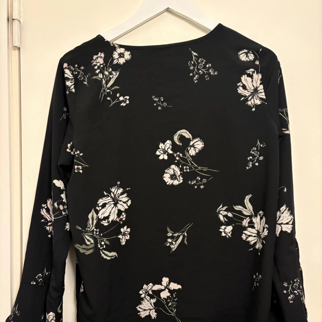 Svart blommig blus - 90