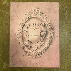 BLACKPINK - Kill This Love Album - Säljer BLACKPINKs album 'Kill This Love'. Boxen är rosa med ett elegant blommönster och innehåller en CD, fotobok och fotokort. Perfekt för fans av K-pop och BLACKPINK! Allt är i fint skick och redo för en ny ägare. 