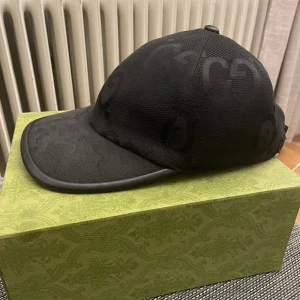 Svart gucci jumbo - svart jumbo gucci keps, i bra skick,