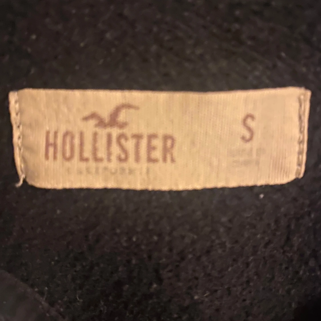 Svart hoodie från Hollister - 91