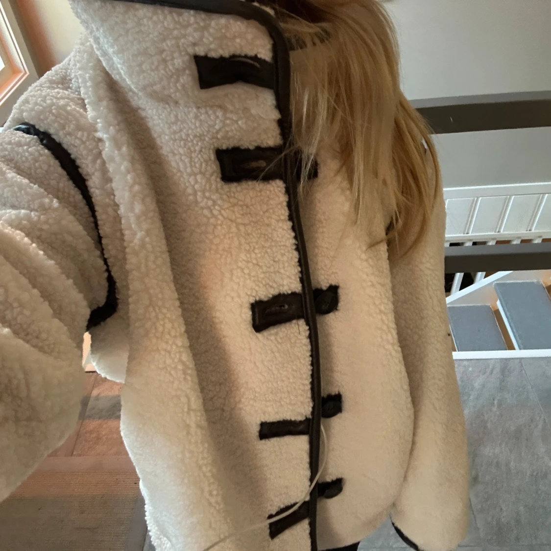 Vit teddyjacka med svarta detaljer - 90