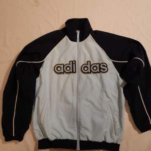 Säljer en snygg Adidas-jacka i storlek 152, i mycket bra skick. Den har en dragkedja framtill och långa ärmar med vita detaljer. Perfekt för vår och höst, och funkar lika bra till träning som till vardags. Stor logga på framsidan ger en sportig look.