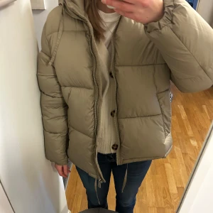 Beige pufferjacka med huva - Hej, säljer nu min så varma och snygga jacka från hm! Den är i storlek S, och har vissa defekter därav det billiga priset💕 Skriv privat för mer information 