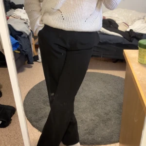 Svarta kostymbyxor - Säljer ett par svarta kostymbyxor från Gina i bra skick. Strl 36. Passar bra i längden, lowwaist. Säljs pga inte kommer till användning. Knappt använda och är därför i nytt skick ❣️