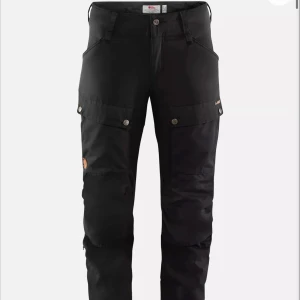 Keb byxor från fjällräven  - Säljer ett par svarta byxor från Fjällräven i mycket bra skick. Byxorna är i storlek EU 40 med regular benlängd men de är små i storlek så mer som en storlek 38.