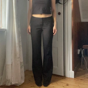 Svarta vintage kostymbyxor  - Säljer ett par svarta byxor i bootcut-stil. De är högmidjade och har en snygg passform som sitter tight upptill och blir vidare nedtill. Perfekta för både vardag och fest! 🖤