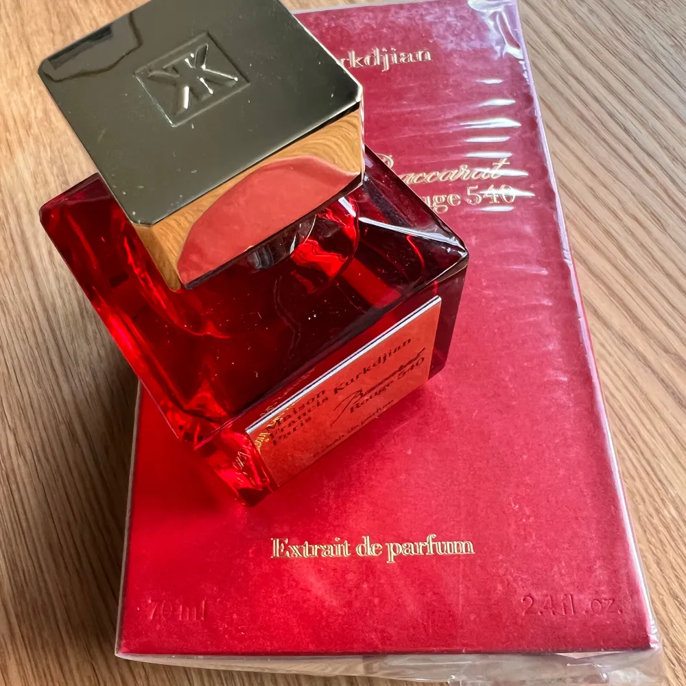 Säljer en lyxig parfymflaska av Maison Francis Kurkdjian, Baccarat Rouge 540 Extrait de Parfum. Flaskan är i en elegant röd färg med en guldig etikett och kork. Perfekt för den som vill ha en exklusiv doftupplevelse. Flaskan är 70 ml och kommer i en snygg röd förpackning. . Skönhet.