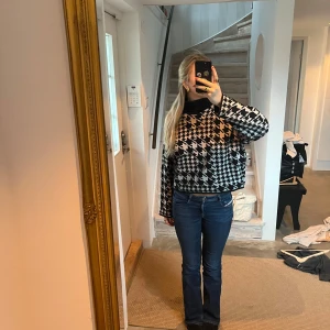 Vit och svart tröja från H&M  - Storlek S