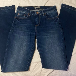  LTB jeans - Säljer ett par snygga blå jeans från LTB i bra skick.  Aldrig använt men prislappen är inte kvar. Midjemått 35, innerbenslängd 79. Pris kan diskuteras