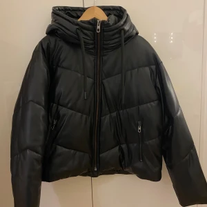 Vinterjacka  - Svart vinter jacka från zara, skinimination i storlek XS.  