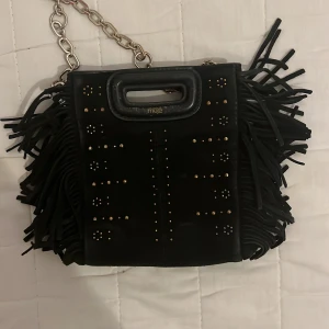 Maje väska  - Jättesöt svart maje väska med coolt mönster. Priset går att diskutera så hör av er vid intresse! Kan mötas upp i Stockholm. 