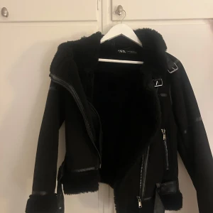 Svart jacka från Zara - Säljer en snygg svart jacka från Zara i storlek XS. Helt oanvänd💗💗 Köpte för 859kr 