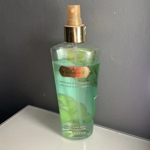 Pear Glacé Body Mist från Victoria's Secret - Fräsch och fruktig body mist från en äldre model av Victoria's Secret med doft av söt päron och casabamelon. Perfekt för en uppfriskande känsla under dagen! Köpt för 400kr men säljs för priset: 199kr🩷