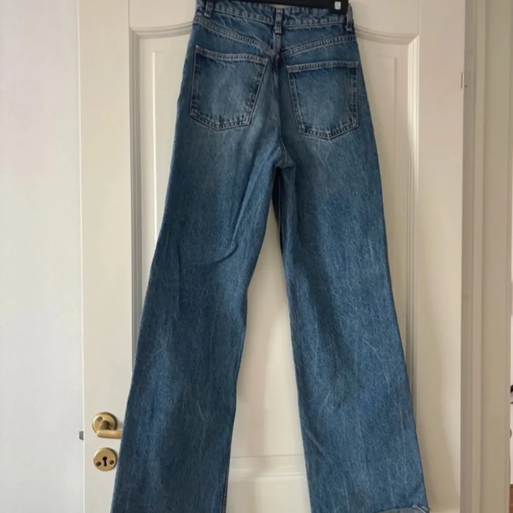 Säljer ett par högmidjade jeans med revor från Zara, i mycket bra skick eftersom de knappt är använda. Farkut & Housut.