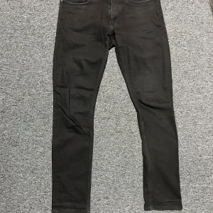 Svarta slimjeans från Tommy Jeans - Säljer ett par svarta slim fit jeans från Tommy Jeans i bra skick. Storlek 29/32 och sitter bra. Nypris 1000kr och använda en gång.