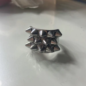 Edblad ring  - Jätte fin ring ifrån Edblad i storlek 17,5. Säljer då den tyvärr inte kommer till användning längre. Skriv för frågor💞