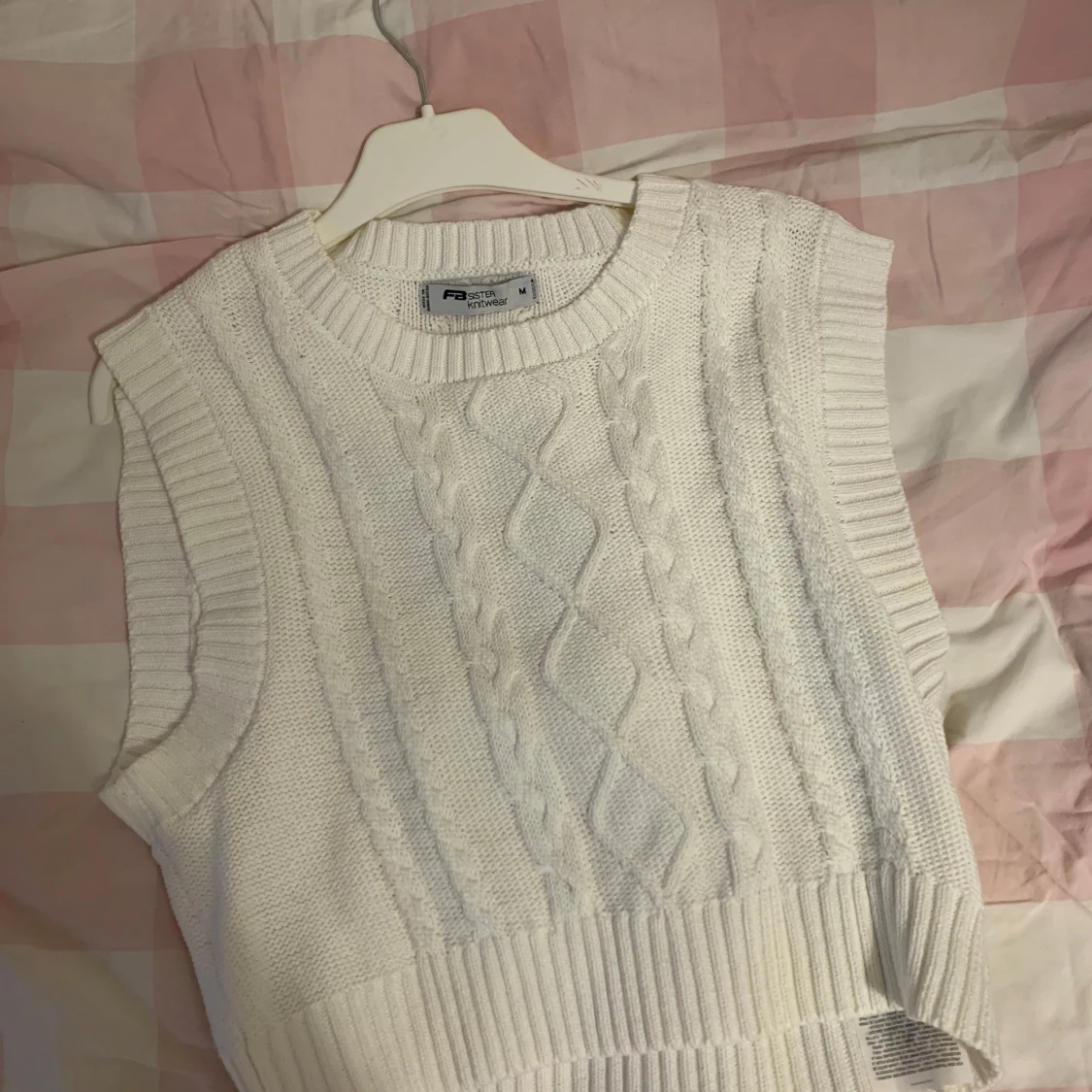 Vit stickad väst - 90