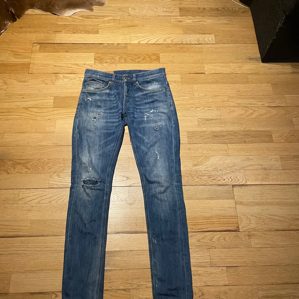 Tjena säljer ett par dondup jeans i storlek 30. Modellen är 180 cm lång och väger 68😃. Jeans & Byxor.