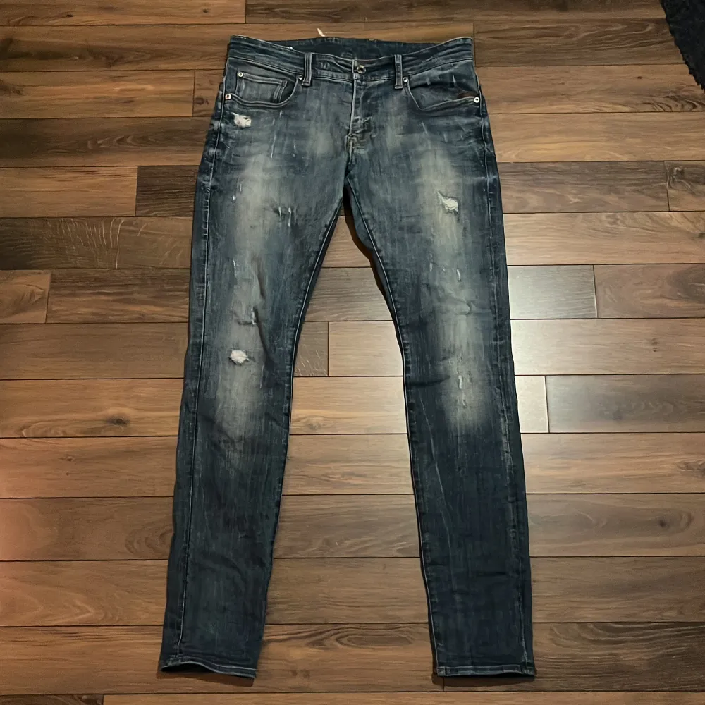 Säljer ett par snygga blå jeans från G-Star RAW i bra skick. Har använts en del. Nypris runt 1500. Skriv om du har funderingar.. Jeans & Byxor.