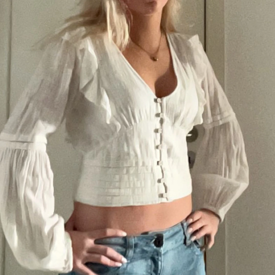 Vit blus med knappar - 90