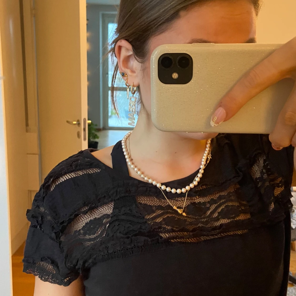 Svart topp med spetsdetaljer - 90