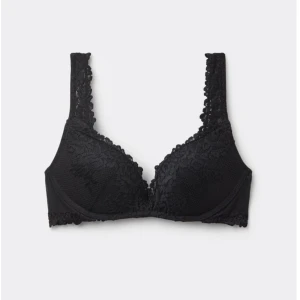 Svart spets-bh - Snygg svart bh med vacker spetsdetaljering. Den har breda axelband och en bekväm passform. Den är köpt på intimissimi men har inte använt mer än 2 gånger då jag har så många andra bh-ar. Och nu har den blivit för liten. Storlek 70B! Köpt för 500kr säljer för 275kr ❤️❤️