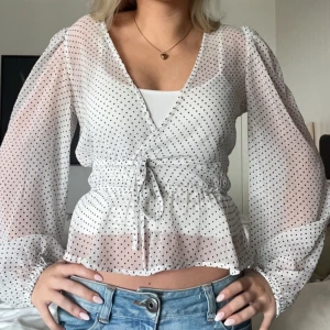 Prickig blus  - Jätte söt prickig tunn genomskinlig blus från stradivarius ser som ny ut 💕 