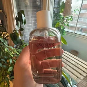 Wonder Rose parfym - Typ 80-85% kvar. Luktar väldigt god men jag har så många andra parfymer. 