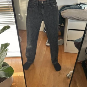 Svarta Ecko UNLTD jeans med broderade detaljer - Säljer ett par riktigt feta svarta jeans i bra skick. De har en loose passform och är högmidjade. Jeansen har snygga broderade detaljer på bakfickorna som ger dem en unik look. Perfekta för både vardag och fest!
