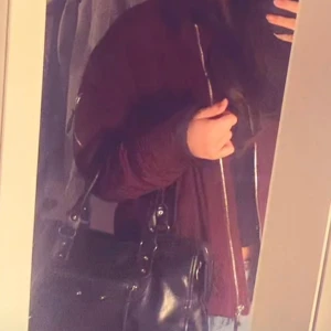 Vinröd bomberjacka  - Säljer denna coola vinröda bomberjackan, den är overzed i modellen och ändå relativt varm därför passar den både höst, vår och vinter😍