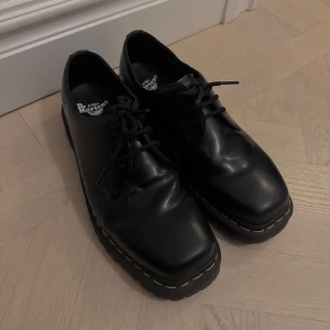 Dr. Martens 1461 Oxfords - Säljer mina 1461 Oxfords från Dr. Martens. De är i mycket bra skick och bara använts fåtal gånger sedan jag köpte de. Nypris 1 900 kr!