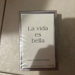 La vida es bella parfym  - Luktar exakt som la vie est Belle parfymen från lancome 