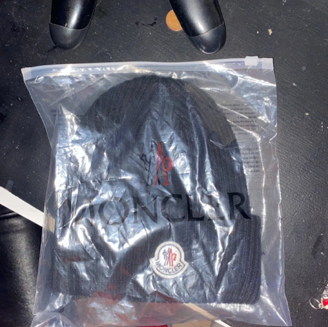 Svart mössa från Moncler