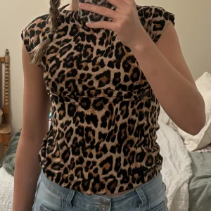 Leopardmönstrad topp - Säljer dena topp då den aldrig kommer till användning. Mycket bra skick!🤍🤎