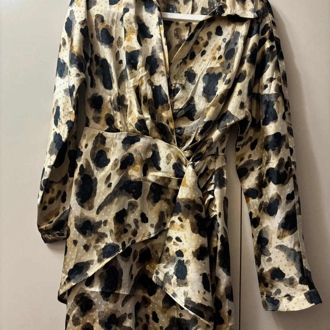 Leopardmönstrad omlottklänning