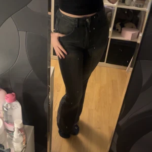 Svarta jeans med broderade detaljer från Romwe/shein - Säljer ett par svarta jeans från Romwe/shein i storlek M. Med kors detaljer på bakfickorna. Är 163 och dem är lite korta för mig.🤍