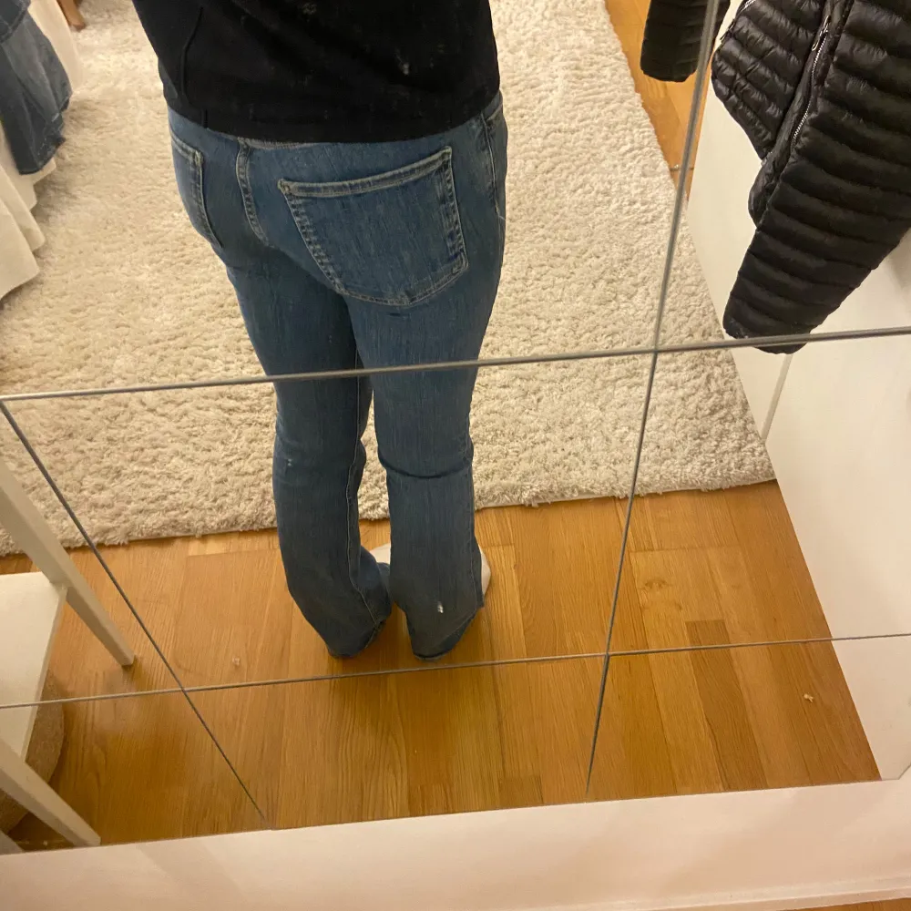 Ett par lågmidjade jeans från Zara, storlek 34 . Jeans & Byxor.