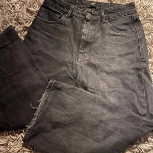 Svarta baggy byxor - Baggy jeans, bra skick bara lite slitna längst ner (bild 2) annars bra! Mått: rakt över midja 36cm, ytterbenslängden: 88cm